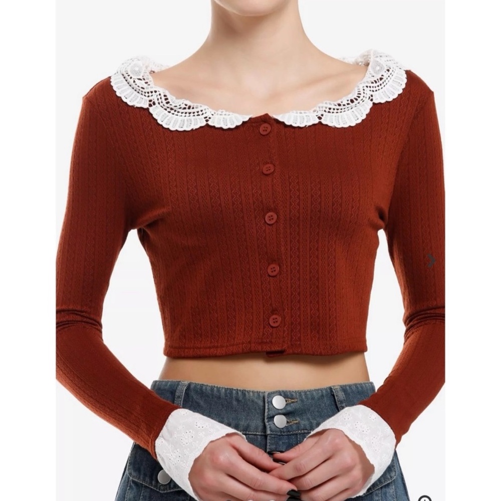 PRETTY DAMAGE | Textured Crop Top White Lace
Neckline Eyelet Wrists Sz. Large